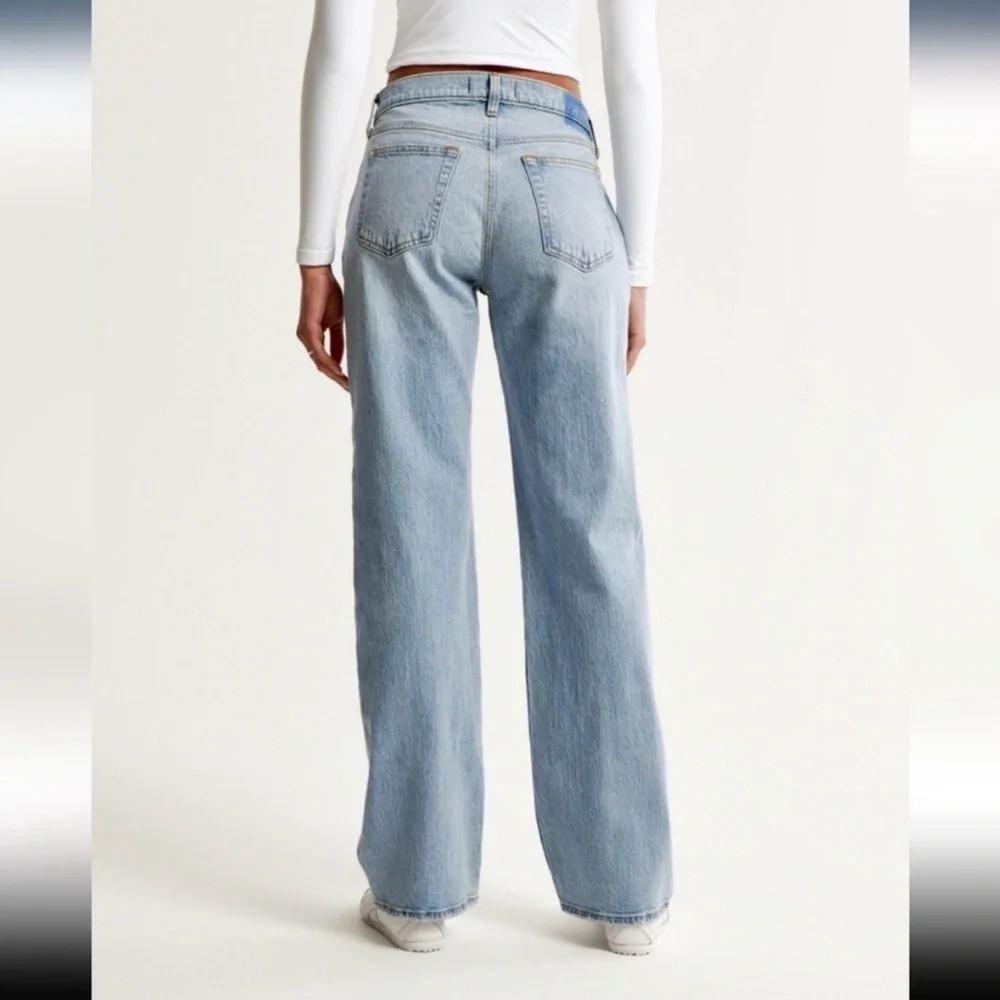 Abercrombie and Fitch the 90s baggy, low rise light wash jeans, size 29 - Picture 3 of 10